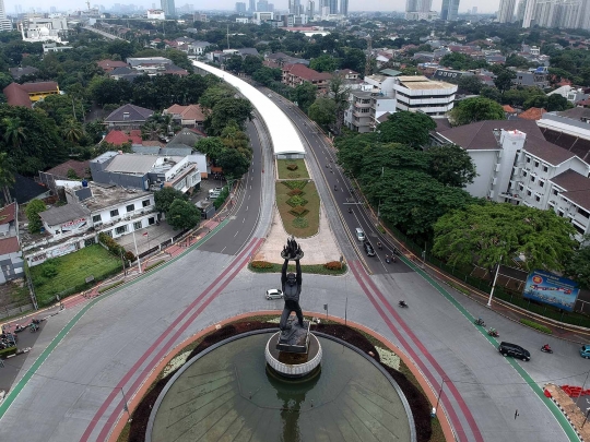 Pemandangan Jalanan Ibu Kota yang Lengang Akibat Corona