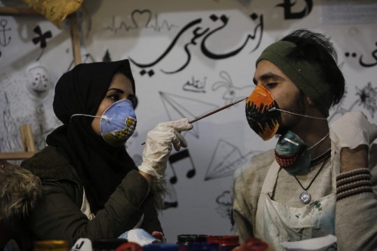 Unik, Seniman Palestina Hiasi Masker N95 dengan Lukisan Menarik
