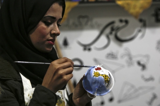 Unik, Seniman Palestina Hiasi Masker N95 dengan Lukisan Menarik