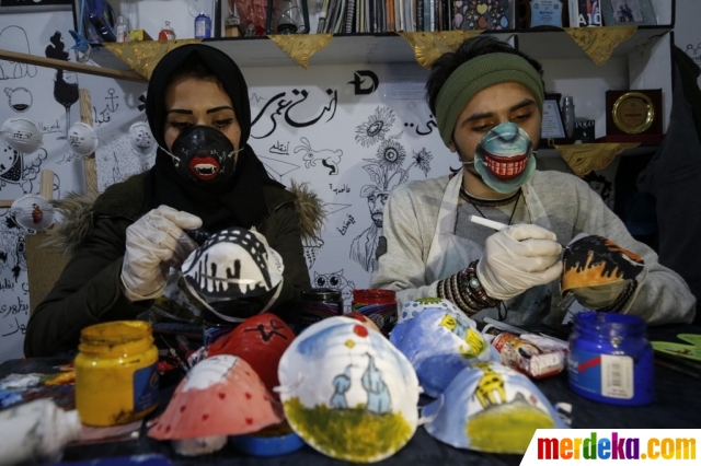 gambar unik konyol  Foto  Unik  Seniman Palestina Hiasi Masker N95 dengan 