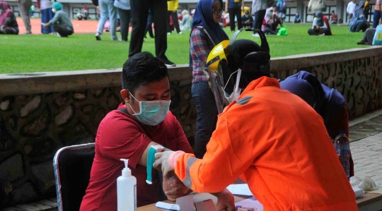 Melihat Suasana Rapid Test Covid-19 untuk Tenaga Medis di Bekasi