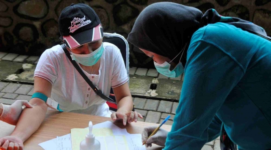 Melihat Suasana Rapid Test Covid-19 untuk Tenaga Medis di Bekasi