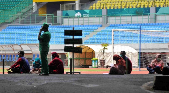 Melihat Suasana Rapid Test Covid-19 untuk Tenaga Medis di Bekasi