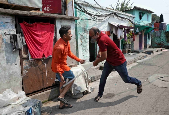 Cara Polisi India Tertibkan Warga di Tengah Penyebaran Corona