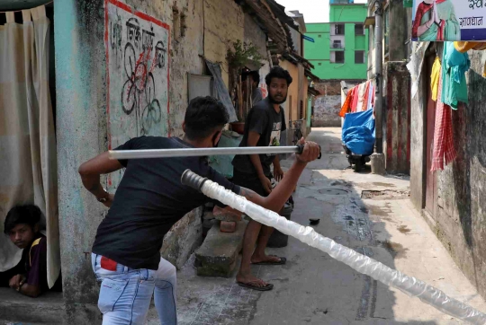 Cara Polisi India Tertibkan Warga di Tengah Penyebaran Corona