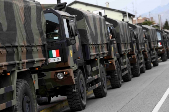 Deretan Truk Militer Italia Angkut Ratusan Jenazah Pasien Corona