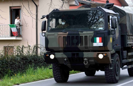 Deretan Truk Militer Italia Angkut Ratusan Jenazah Pasien Corona