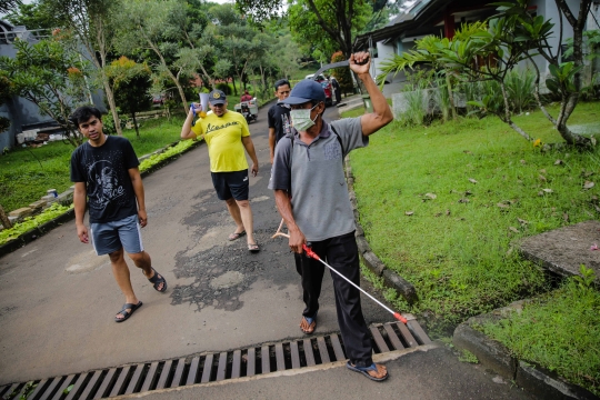 Gotong Royong Warga Semprotkan Disinfektan di Permukiman Secara Mandiri
