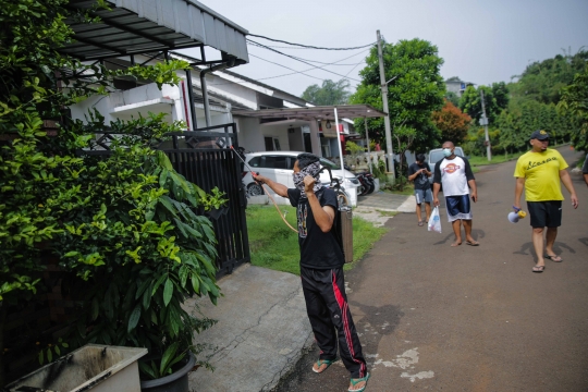 Gotong Royong Warga Semprotkan Disinfektan di Permukiman Secara Mandiri