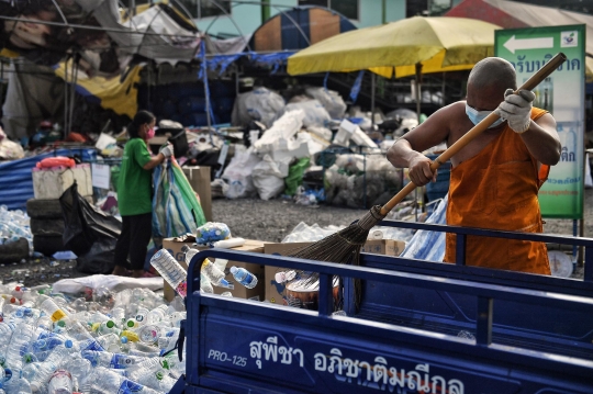 Secuil Doa di Masker Plastik Buatan Biksu Buddha Thailand