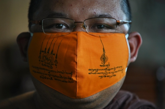 Secuil Doa di Masker Plastik Buatan Biksu Buddha Thailand