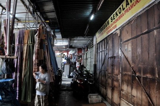 Pasar Jatinegara Sepi Akibat Corona