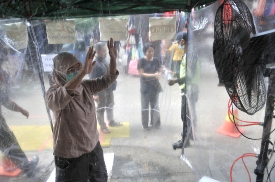 Cegah Corona, Pasar Jatinegara Dipasang Ruang Disinfektan