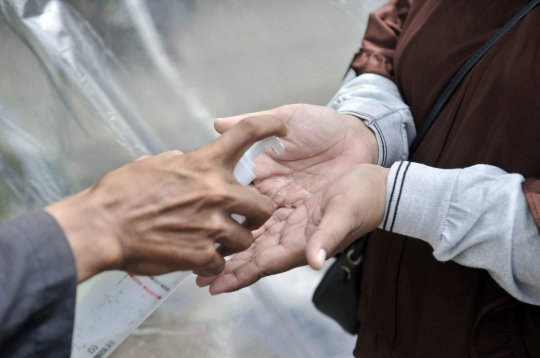 Cegah Corona, Pasar Jatinegara Dipasang Ruang Disinfektan