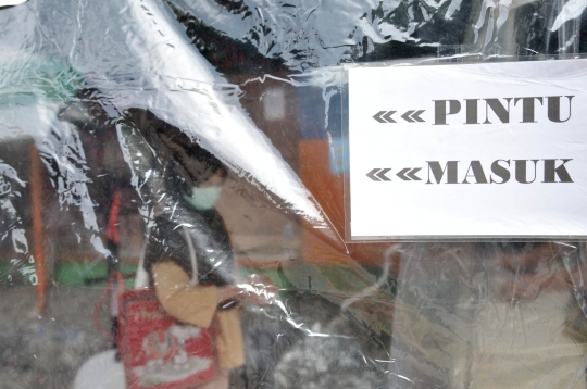 Cegah Corona, Pasar Jatinegara Dipasang Ruang Disinfektan