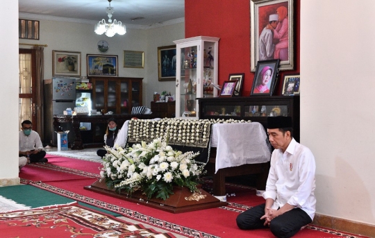 Presiden Jokowi Dampingi Jenazah Ibunda ke Pemakaman