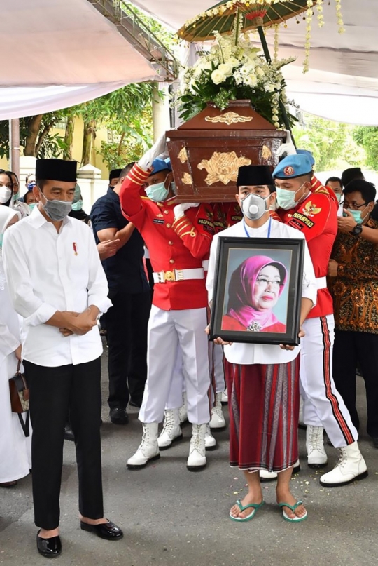 Presiden Jokowi Dampingi Jenazah Ibunda ke Pemakaman