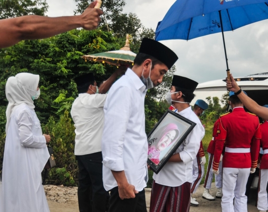 Presiden Jokowi Dampingi Jenazah Ibunda ke Pemakaman