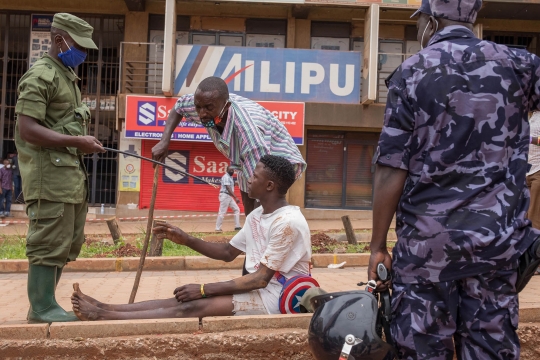 Aksi Polisi Uganda Berburu Warga Keluyuran di Tengah Ancaman Corona