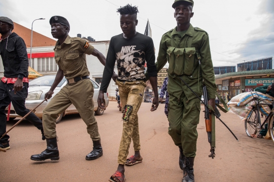 Aksi Polisi Uganda Berburu Warga Keluyuran di Tengah Ancaman Corona