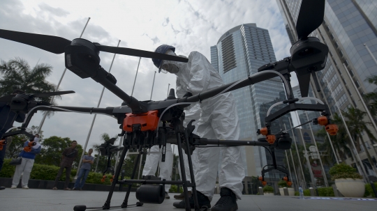 Melihat Penyemprotan Disinfektan Pakai Drone di Kawasan Sudirman