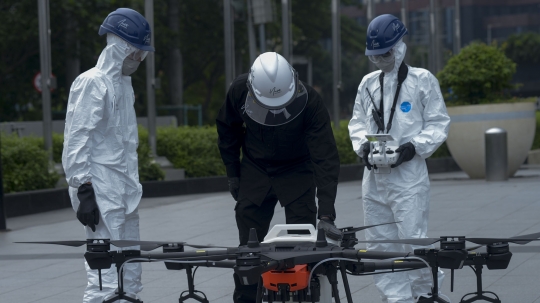 Melihat Penyemprotan Disinfektan Pakai Drone di Kawasan Sudirman