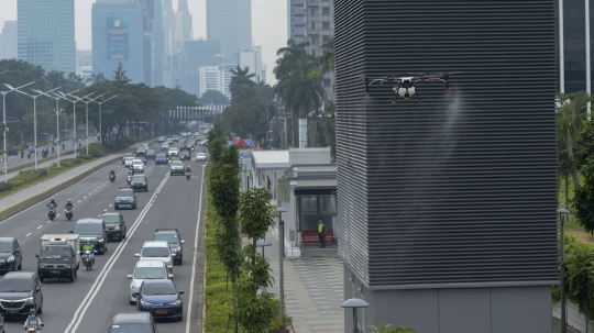 Melihat Penyemprotan Disinfektan Pakai Drone di Kawasan Sudirman