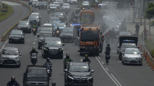 Melihat Penyemprotan Disinfektan Pakai Drone di Kawasan Sudirman