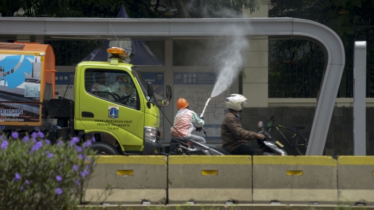 Melihat Penyemprotan Disinfektan Pakai Drone di Kawasan Sudirman