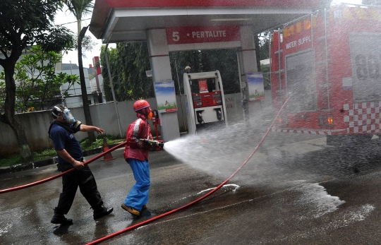 Antisipasi Corona, SPBU di Bogor Disemprot Disinfektan