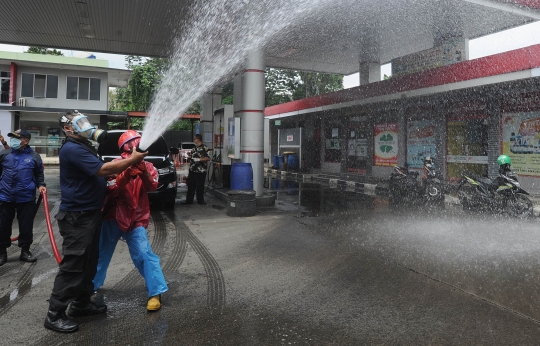 Antisipasi Corona, SPBU di Bogor Disemprot Disinfektan