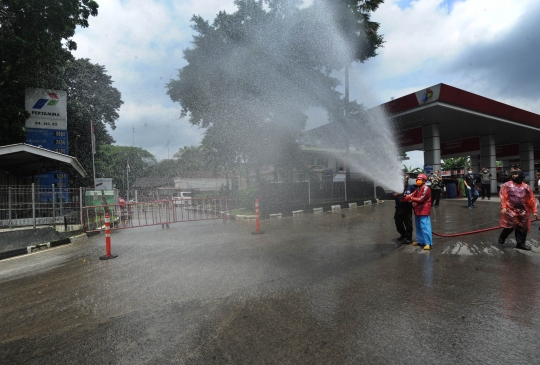 Antisipasi Corona, SPBU di Bogor Disemprot Disinfektan