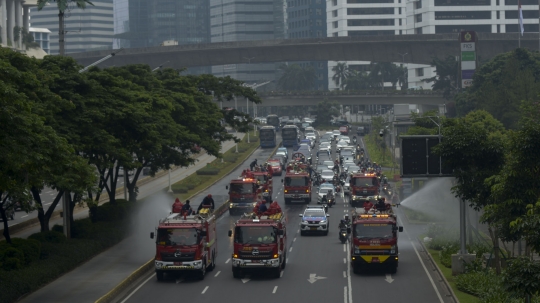 Aksi Damkar Sterilisasi Jalan Thamrin-Sudirman untuk Antisipasi Corona