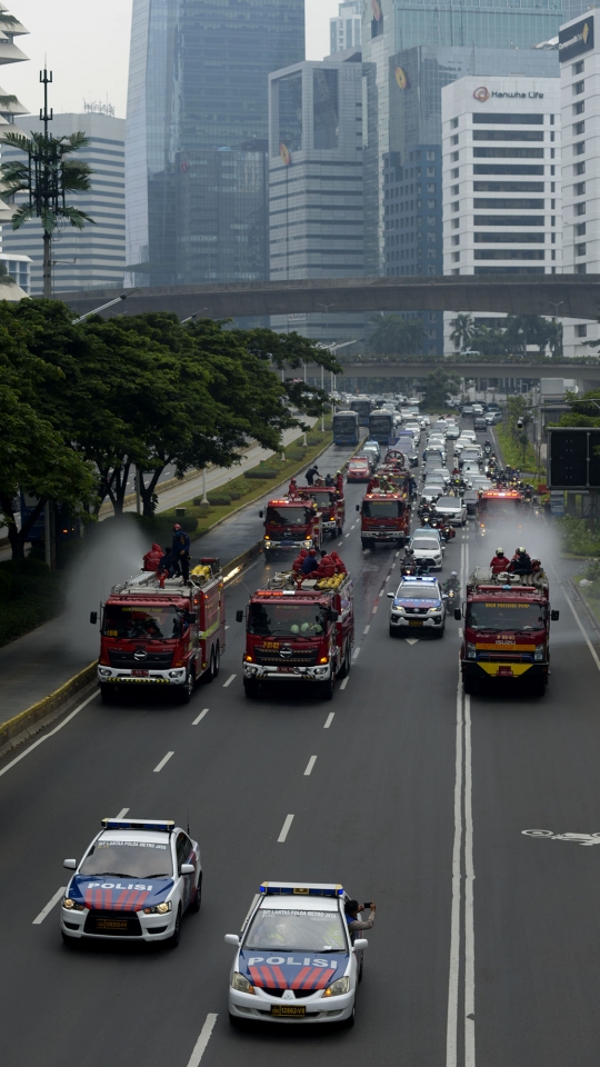 Aksi Damkar Sterilisasi Jalan Thamrin-Sudirman untuk Antisipasi Corona