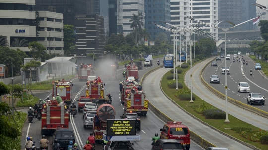 Aksi Damkar Sterilisasi Jalan Thamrin-Sudirman untuk Antisipasi Corona
