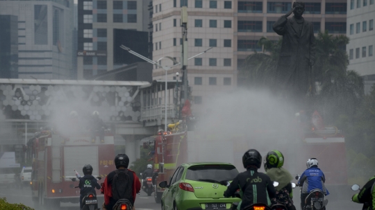 Aksi Damkar Sterilisasi Jalan Thamrin-Sudirman untuk Antisipasi Corona