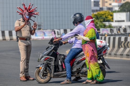 Aksi Polisi Berhelm 'Corona' Razia Warga Keluyuran di India