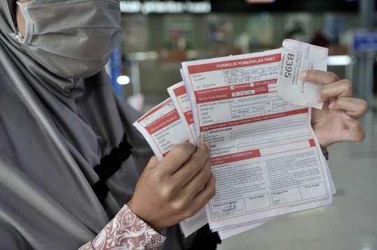 Jadwal KAI Dibatalkan, Calon Penumpang Membeludak Kembalikan Tiket