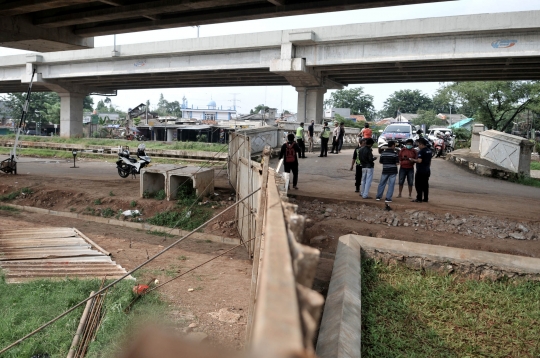 Cegah Corona, Warga Cipinang Melayu Blokade Jalan