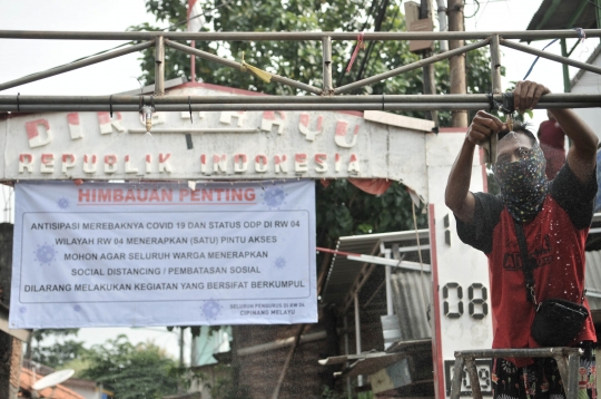 Cegah Corona, Warga Cipinang Melayu Blokade Jalan