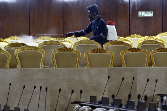 Persiapan Sidang Paripurna, Gedung Nusantara Disemprot Disinfektan