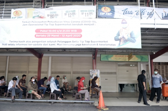 Imbas Corona, Warga Serbu Pasar Swalayan Sebelum Jam Buka
