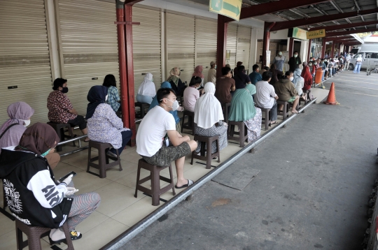 Imbas Corona, Warga Serbu Pasar Swalayan Sebelum Jam Buka