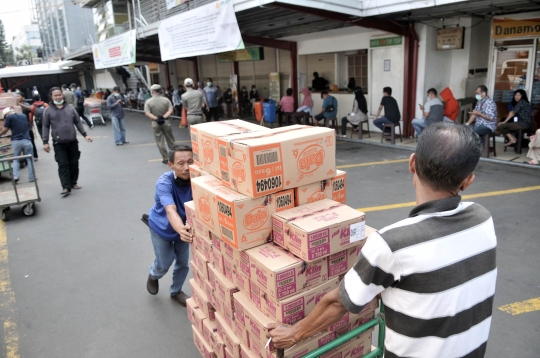 Imbas Corona, Warga Serbu Pasar Swalayan Sebelum Jam Buka