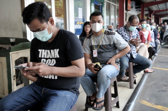 Imbas Corona, Warga Serbu Pasar Swalayan Sebelum Jam Buka
