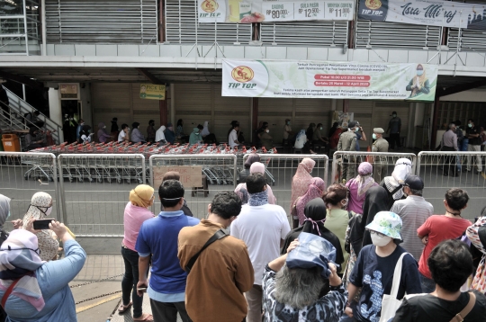 Imbas Corona, Warga Serbu Pasar Swalayan Sebelum Jam Buka