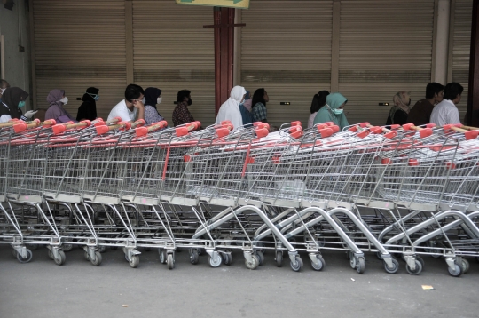 Imbas Corona, Warga Serbu Pasar Swalayan Sebelum Jam Buka