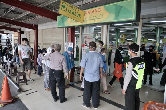 Imbas Corona, Warga Serbu Pasar Swalayan Sebelum Jam Buka