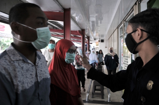 Imbas Corona, Warga Serbu Pasar Swalayan Sebelum Jam Buka