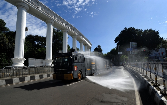 Kota Bogor Semprotkan Disinfektan dengan Water Canon